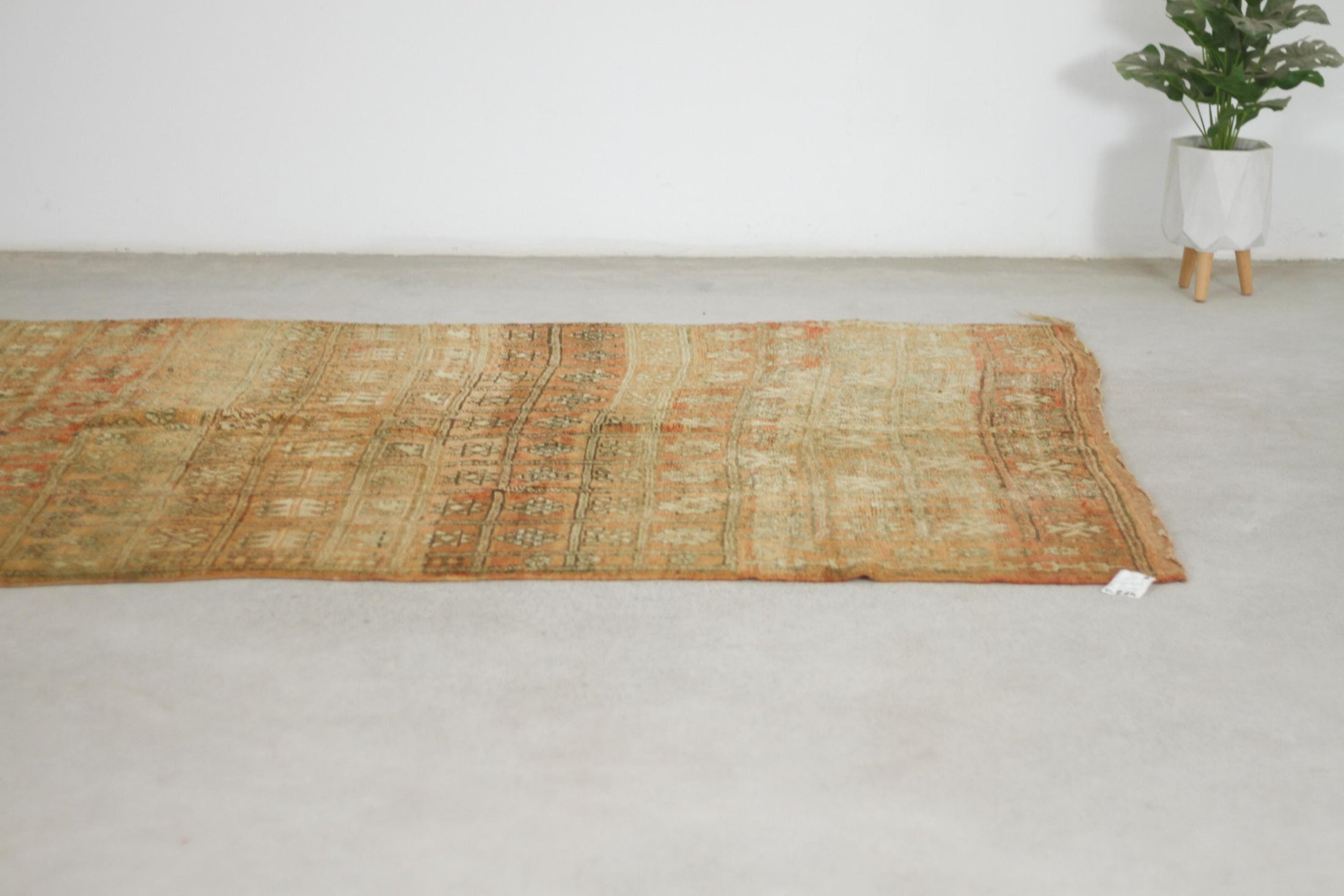 Vintage Moroccan Rug – Handmade Wool Berber rug, 7x5 ft – Peach beni mguild rug