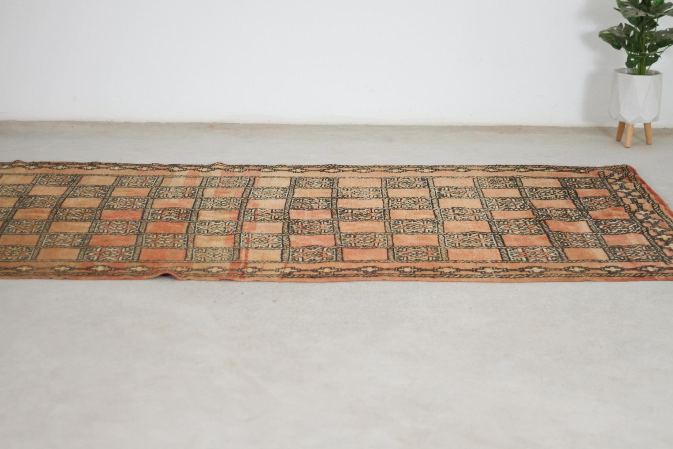 Vintage Moroccan Rug – Handmade Wool Berber rug, 5x9 ft – Peach beni mguild rug