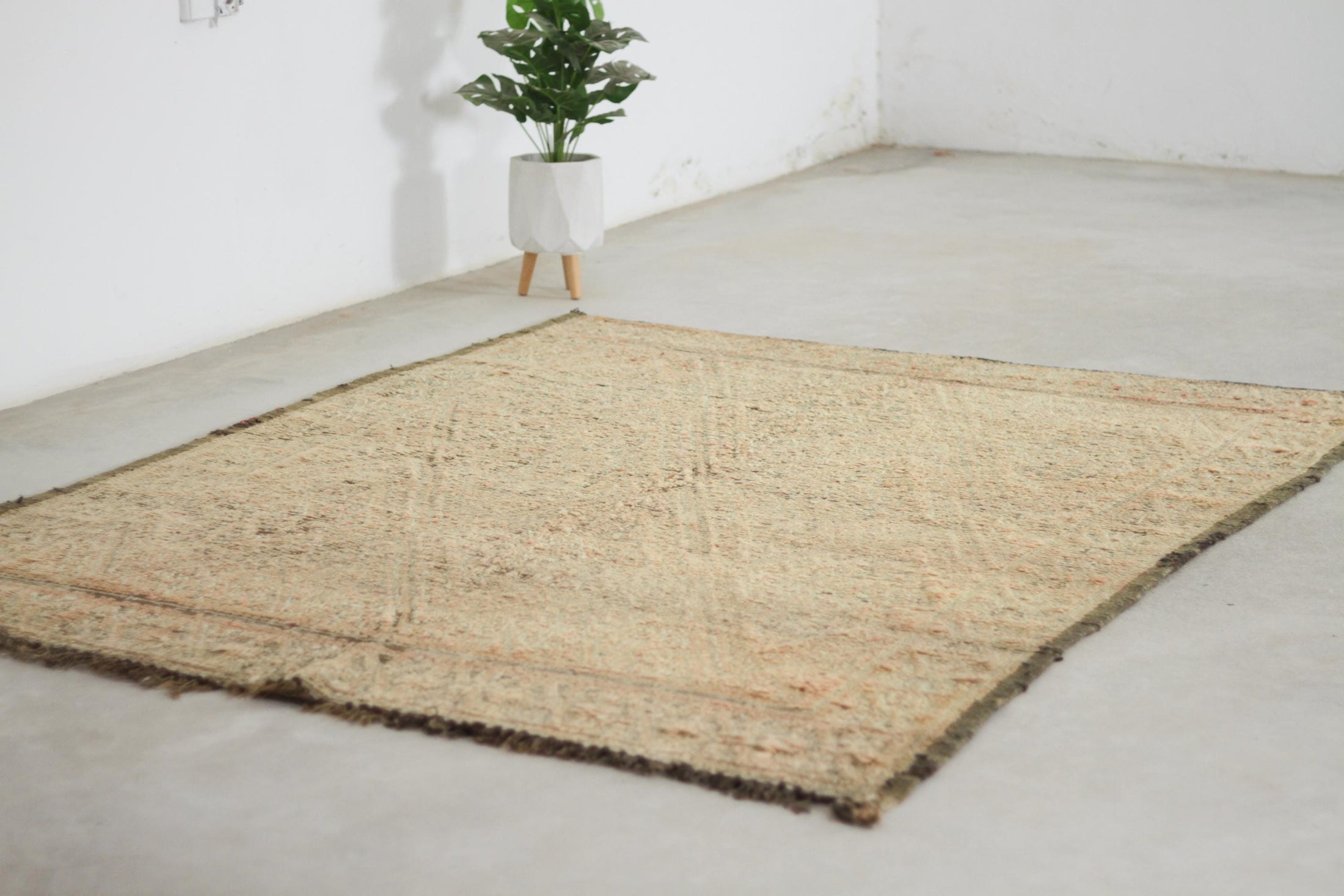 Vintage Moroccan Rug – Handmade Wool Berber rug, 6x8 ft – Gray beni mguild rug