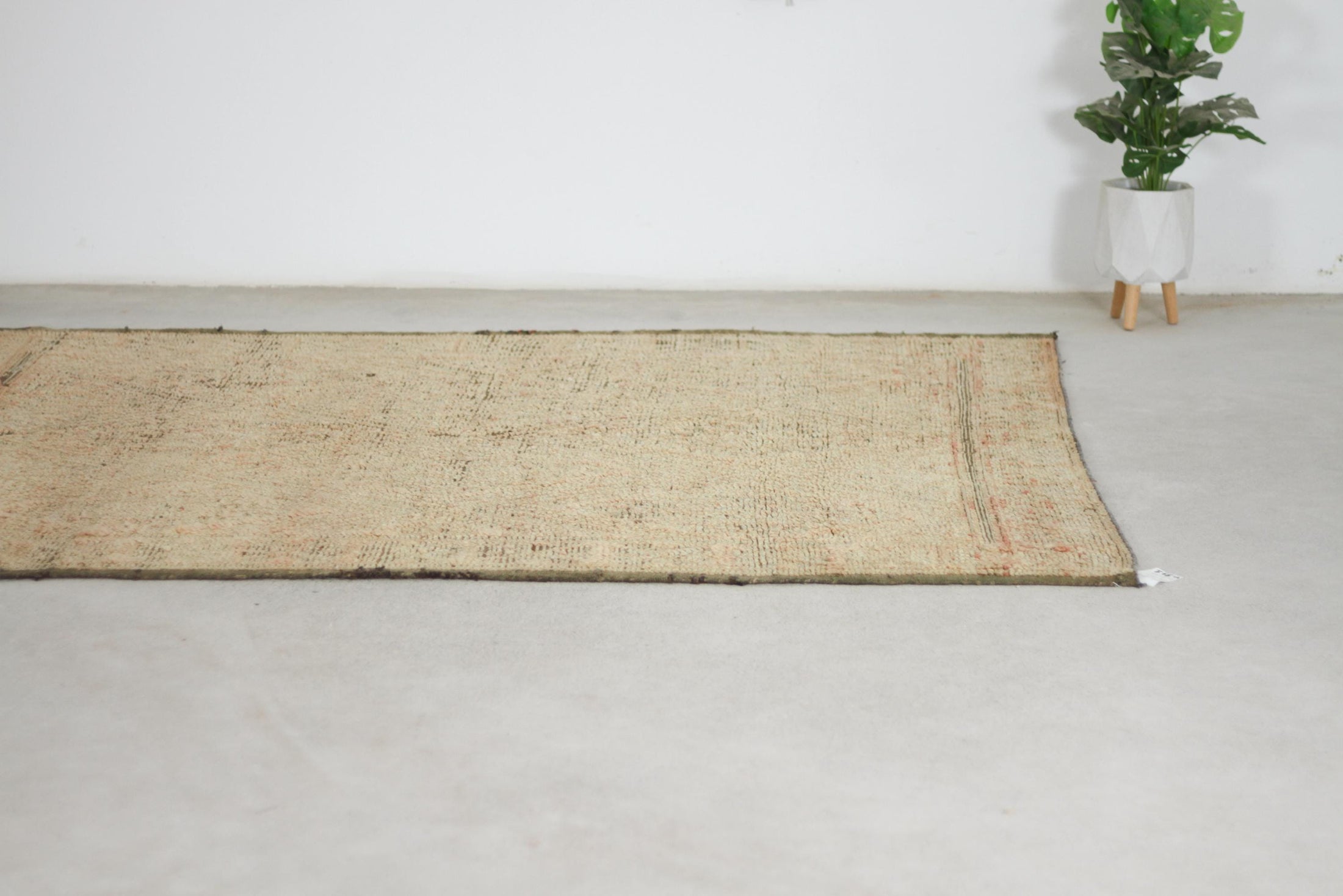 Vintage Moroccan Rug – Handmade Wool Berber rug, 6x8 ft – Gray beni mguild rug