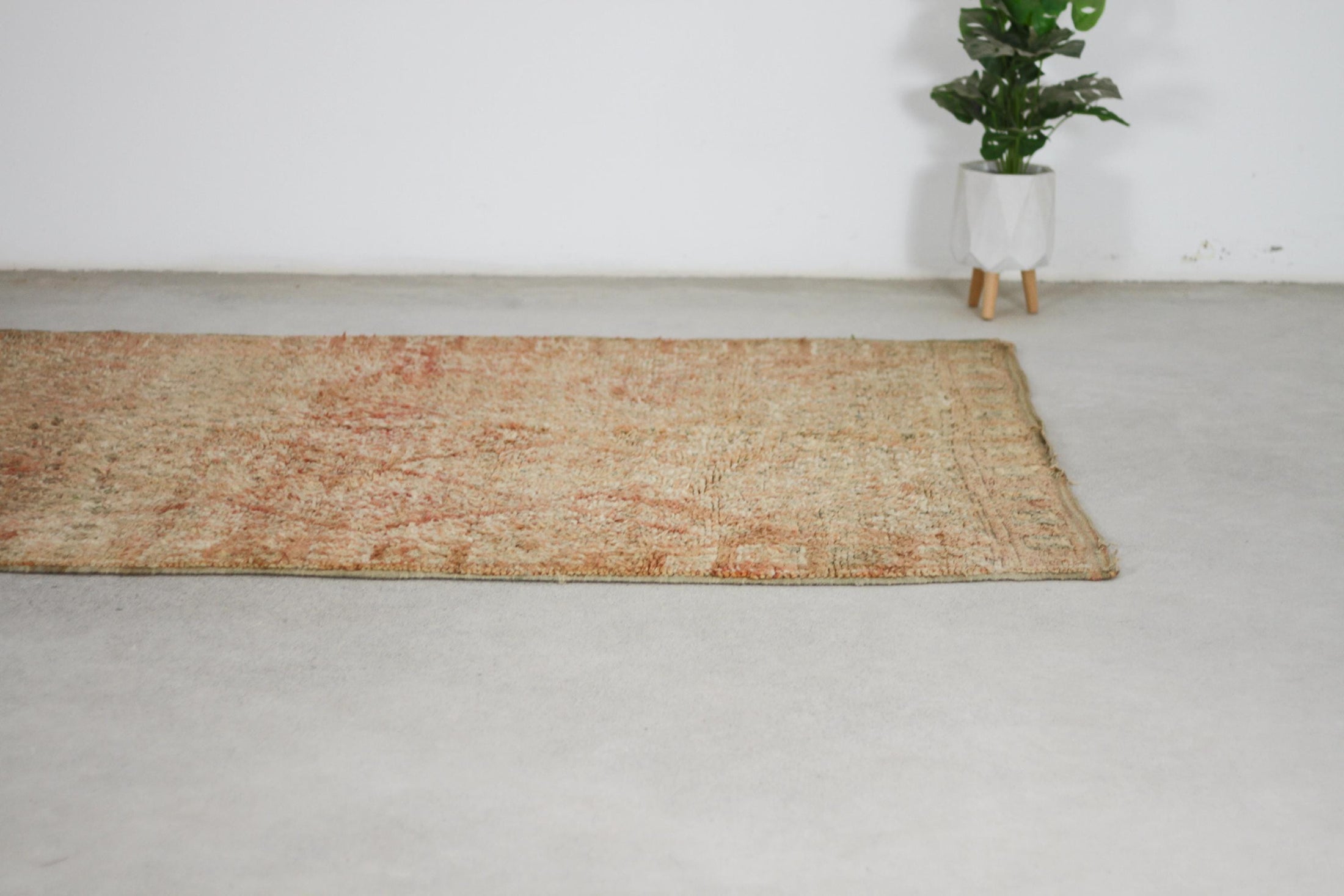 Vintage Moroccan Rug – Handmade Wool Berber rug, 5.5x9 ft – Peach beni mguild rug