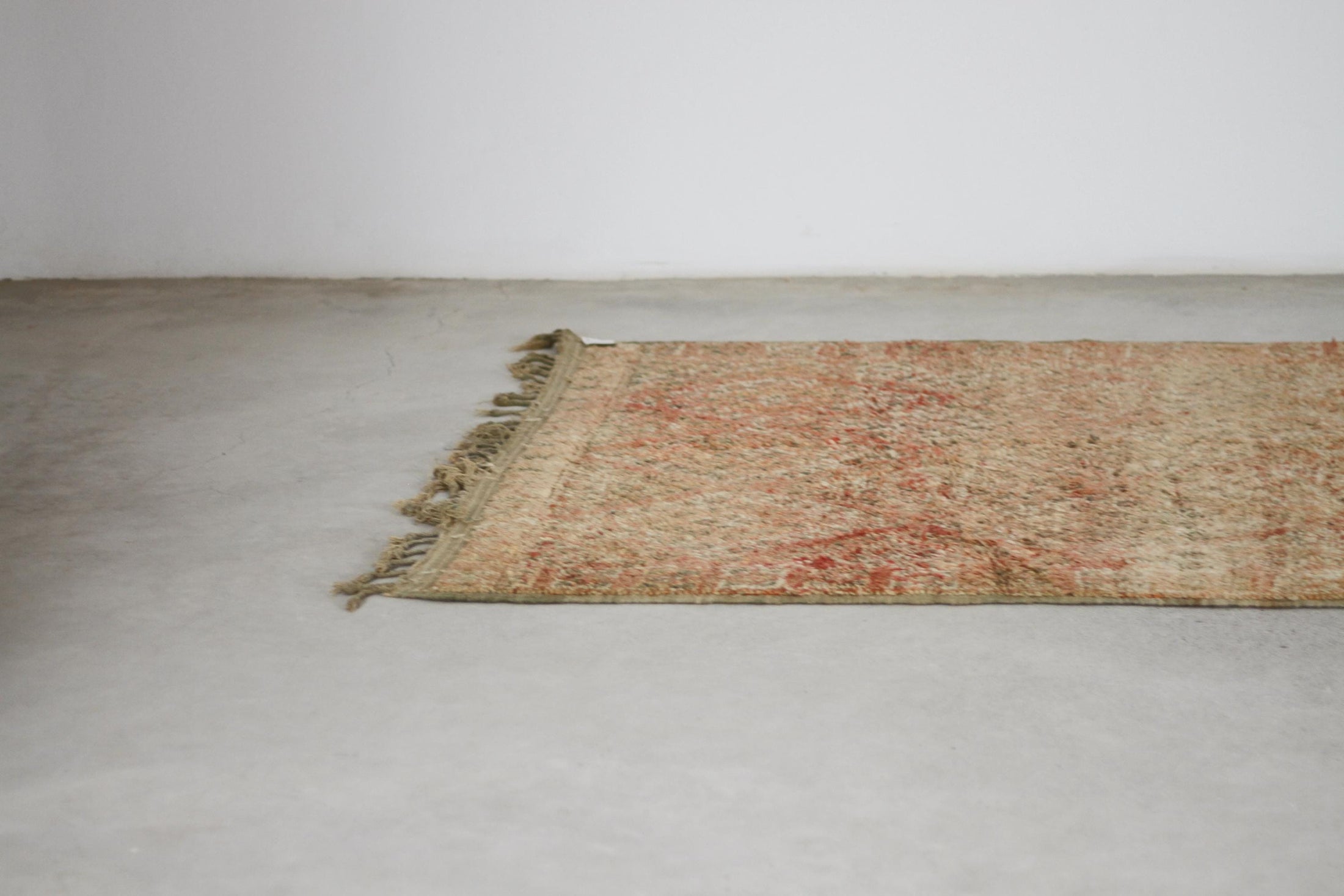 Vintage Moroccan Rug – Handmade Wool Berber rug, 5.5x9 ft – Peach beni mguild rug