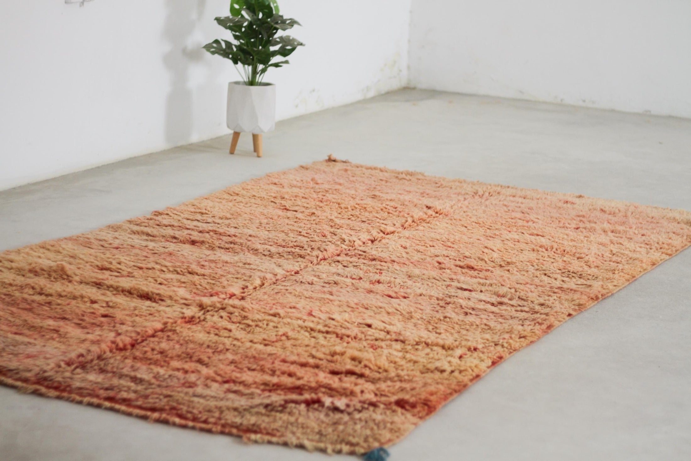 Vintage Moroccan Rug – Handmade Wool Berber rug, 6x10 ft – Peach beni mguild rug
