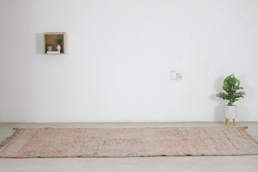 Vintage Moroccan rug No. 287, close-up of the pile and dusty rose ground