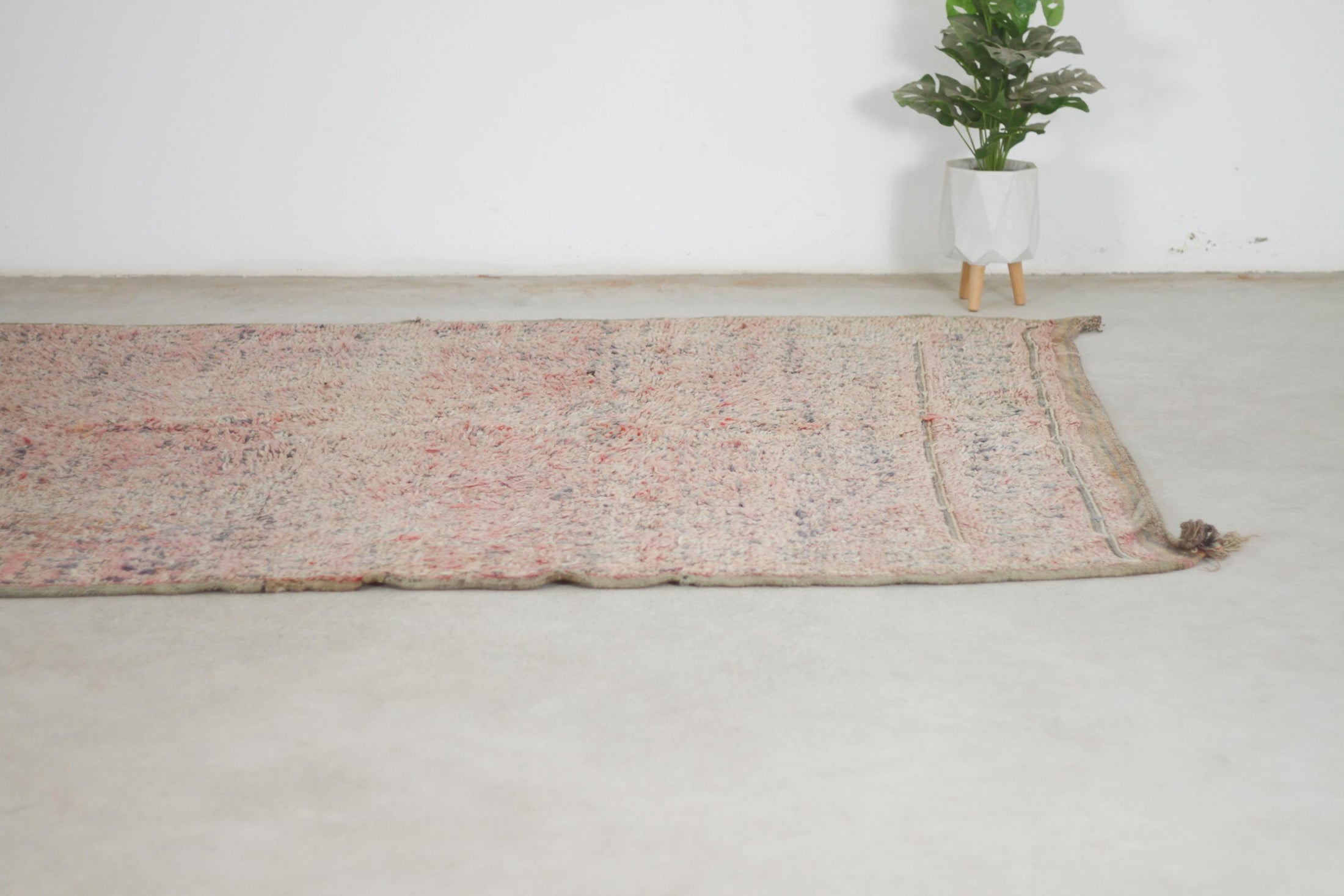 Vintage Moroccan Rug – Handmade Wool Berber rug, 6x11 ft – Pink beni mguild rug