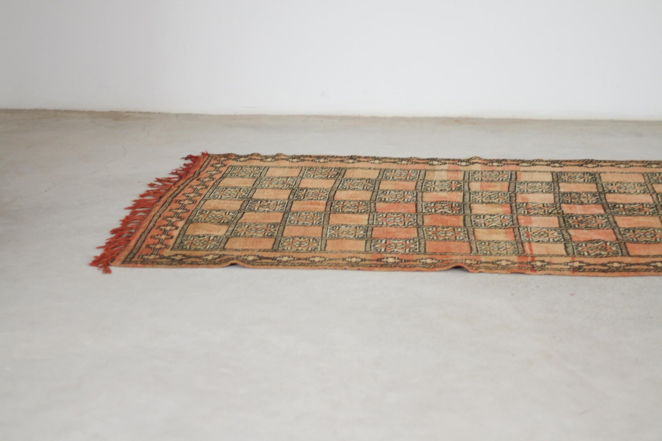 Vintage Moroccan Rug – Handmade Wool Berber rug, 5x9 ft – Peach beni mguild rug