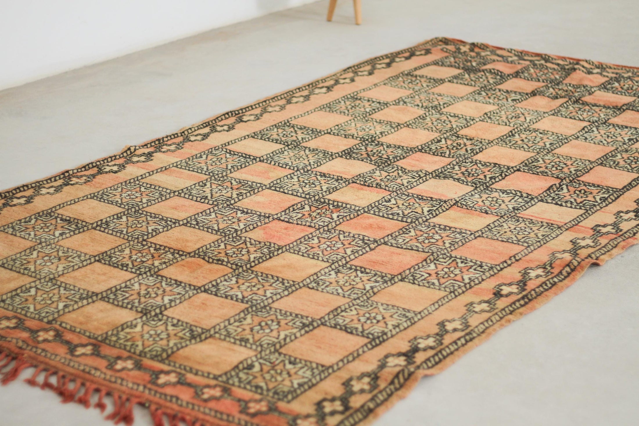Vintage Moroccan Rug – Handmade Wool Berber rug, 5x9 ft – Peach beni mguild rug