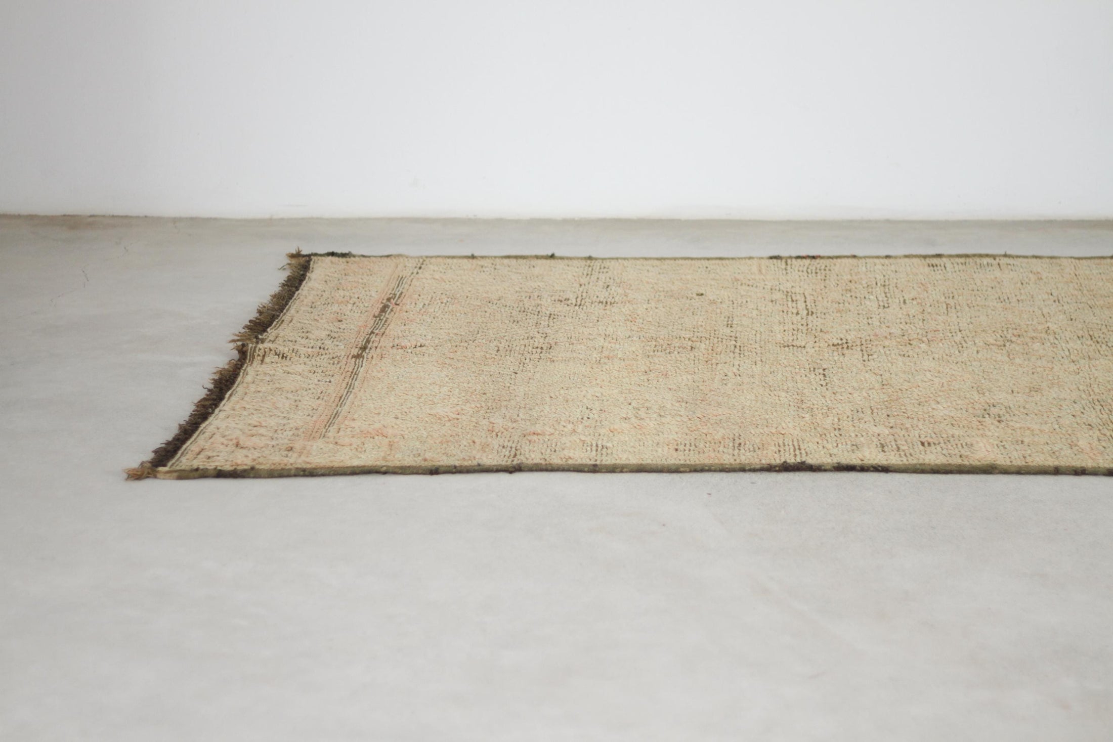 Vintage Moroccan Rug – Handmade Wool Berber rug, 6x8 ft – Gray beni mguild rug
