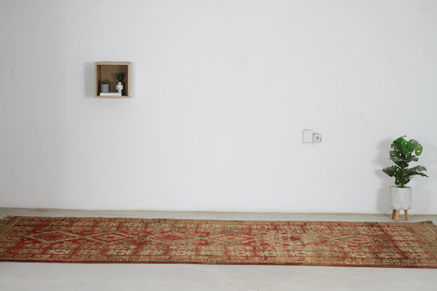 Vintage Moroccan rug No. 240, close-up of the pile and brick red ground